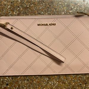 Michael Kors Wrislet light pink beautifully maintained looks brand new